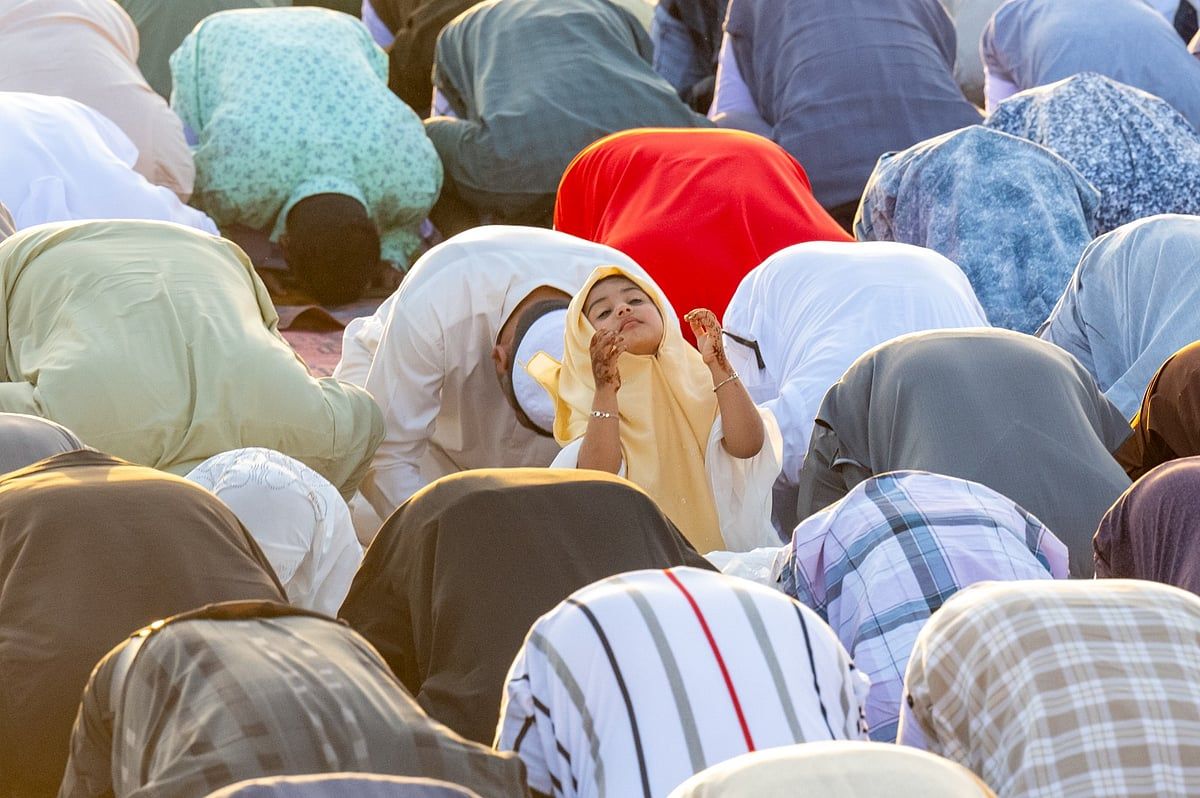 Bakın: İnananlar Dubai'de Ramazan Bayramı Duaları için Toplanıyor, Şenlikler Başlarken Sıcak Sarılmalar Paylaşıyor