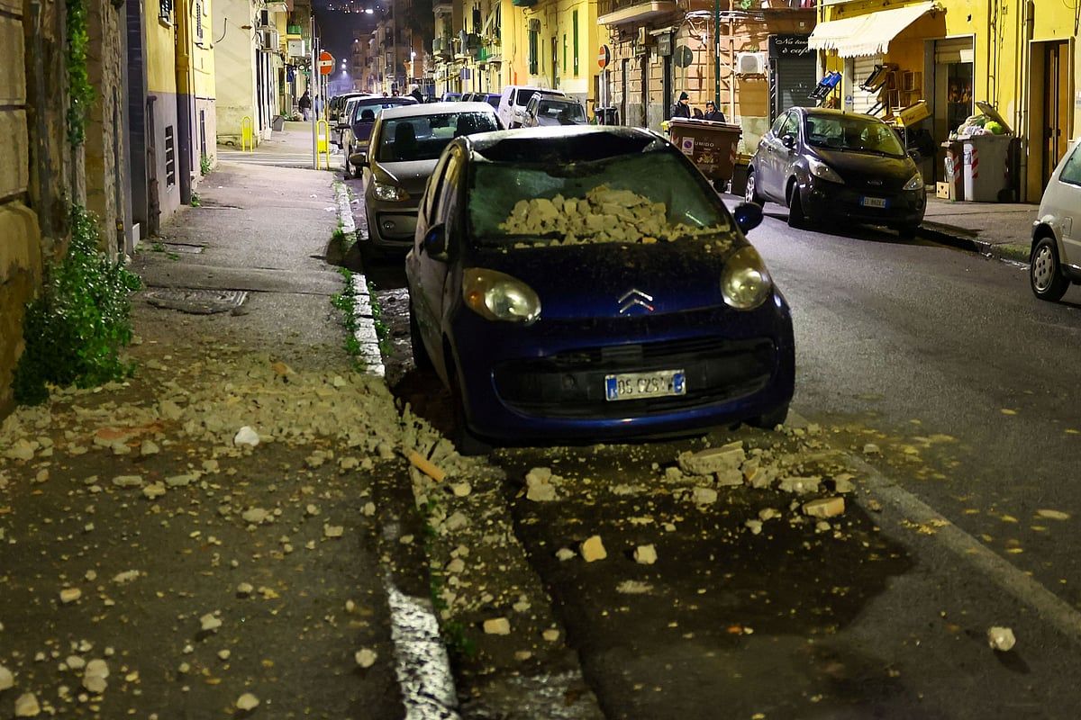 Deprem Binalara Zarar Verdi, İtalya'nın Napoli'sinde Paniğe Yol Açtı