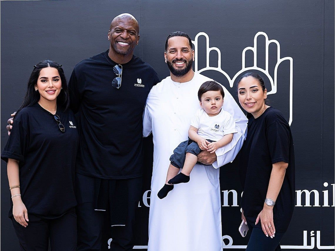 Dubai'de Ramazan: Hollywood Oyuncusu İftar Kutularını Paketlemek için Seyahati Erteledi, İşçilere Duygusal Hizmet Veriyor