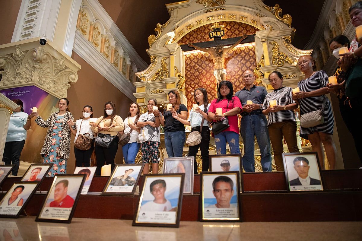Filipinli Uyuşturucu Savaşı Mağdurlarının Gözü Yaşlı Aileleri Eski Cumhurbaşkanının Tutuklanmasını Memnuniyetle Karşıladı