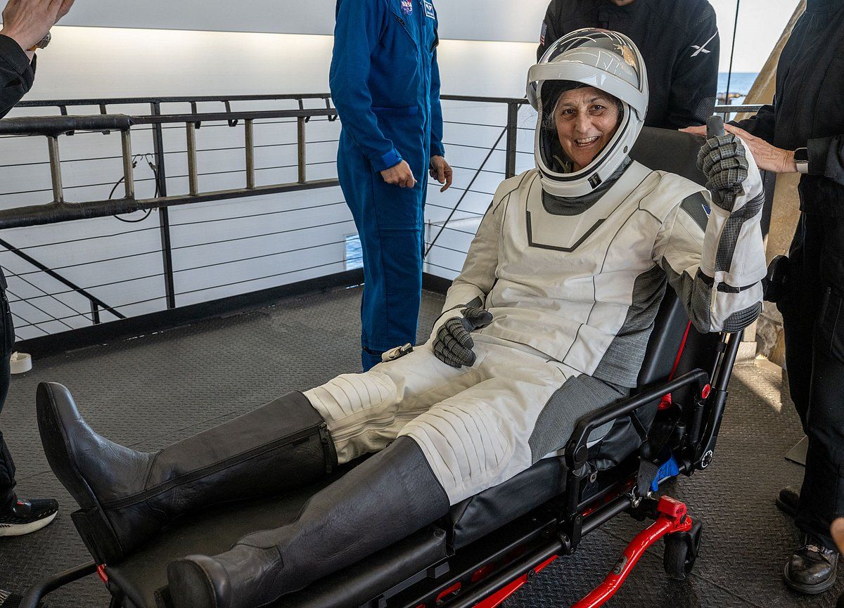 Gülümsemeler, Başparmaklar ve 'Mahsur Kalmış' Nasa Astronotları için Güvenli Bir Dönüş
