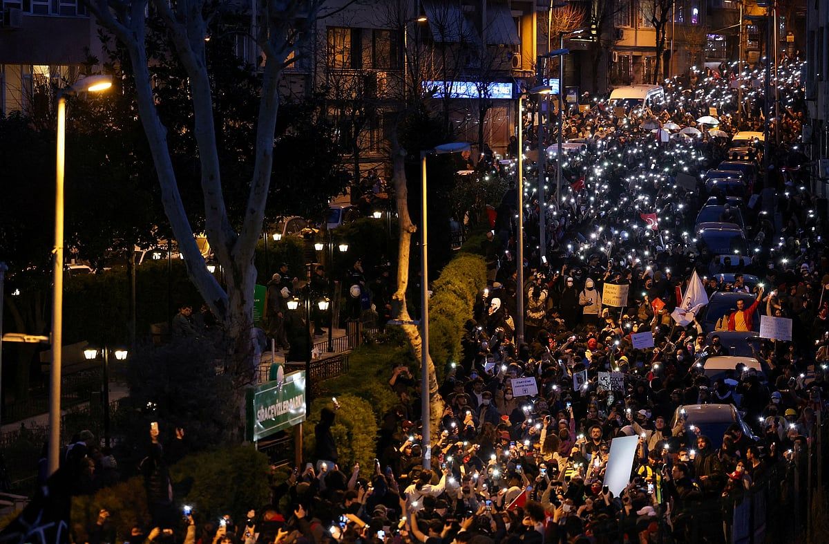 İstanbul Belediye Başkanı İmamoğlu'nun Tutuklanmasının Ardından Türkiye'deki Kitlesel Protestolara Yönelik Baskılar Nedeniyle Yaklaşık 1.500 Kişi Tutuklandı