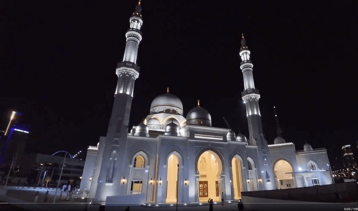 İzle: Dubai Marina'da 1.647 Kişiye Hizmet Verecek Yeni Cami Açıldı