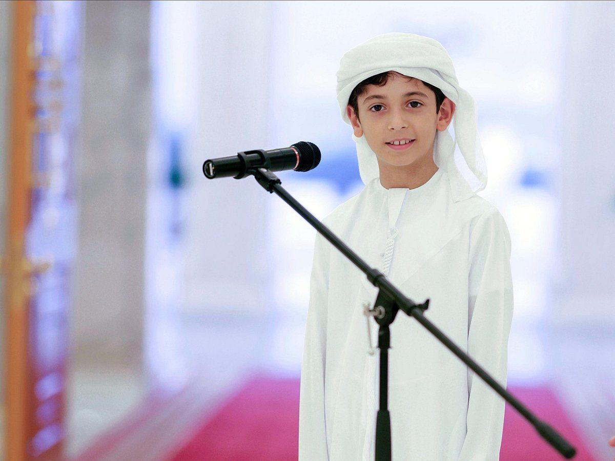 İzle: Şeyh Muhammed, Şeyh Hamdan, Dubai Sarayı'nda Duaya Çağıranı Okuyan Çocukla Tanıştı