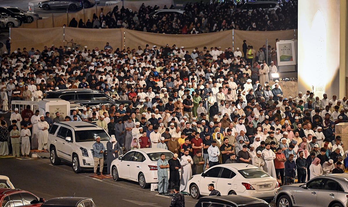 İzleyin: Binlerce Kişinin Laylat Al Qadr için Toplanması Beklenirken, Sharjah Camii Büyük Kalabalığa Destek Veriyor