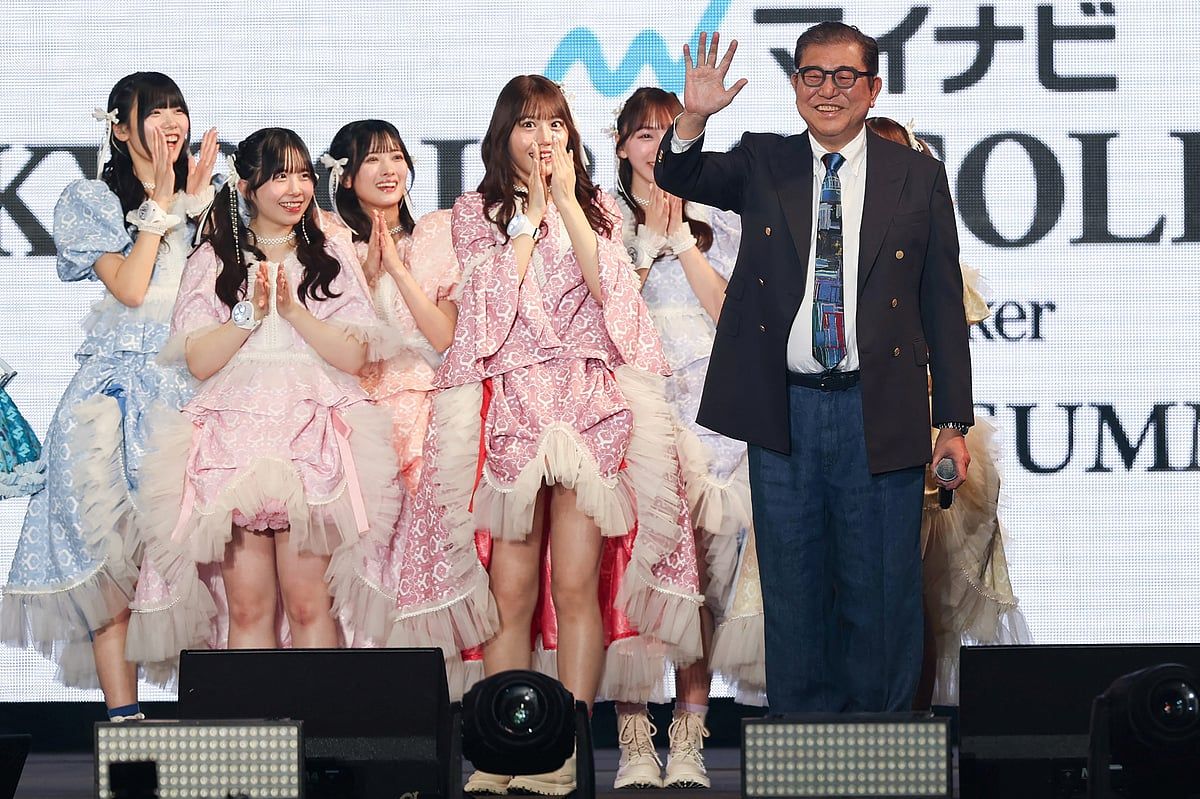 Japonya Başbakanı Defilede 'Sevimli' Japonya'yı Tanıttı