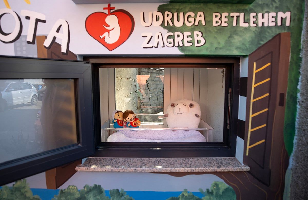 Kürtaj Karşıtı Grubun 'Bebek Kutusu' Hırvatistan Kavgasını Karıştırdı