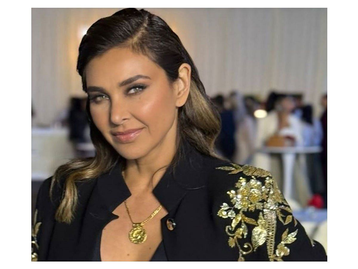 Lisa Ray, Havayolu Hizmetini Hasta Babası için Tıbbi Feragati Reddettiği için Eleştiriyor