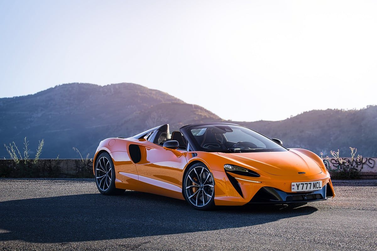 Mclaren Artura Spider İncelemesi: Bu Hibrit Süper Otomobil Performansı ve Pratikliği Yeniden Tanımlıyor