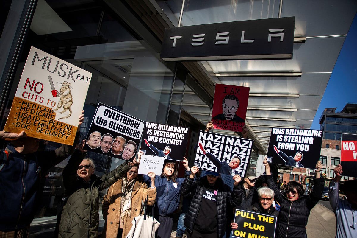 Misk Karşıtı Protestolar Patlak Verdiğinde Dokuz Kişi New York Tesla Bayisinde Tutuklandı