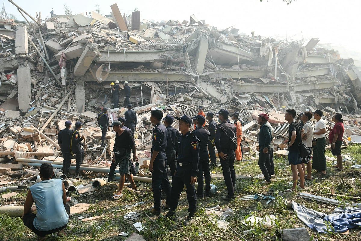 Myanmar Depreminde Mahsur Kalan Rahipleri Aramak için Gözyaşları, Dualar