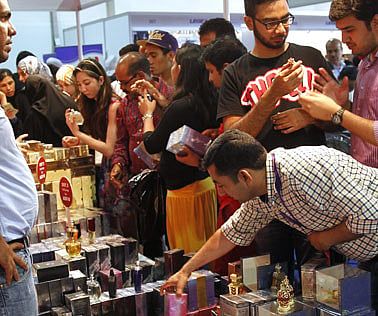 Oruç Tutmak, Abaya Takmak: BAE'nin Gayrimüslimleri Ramazan Ruhunu Nasıl Kucaklıyor?   