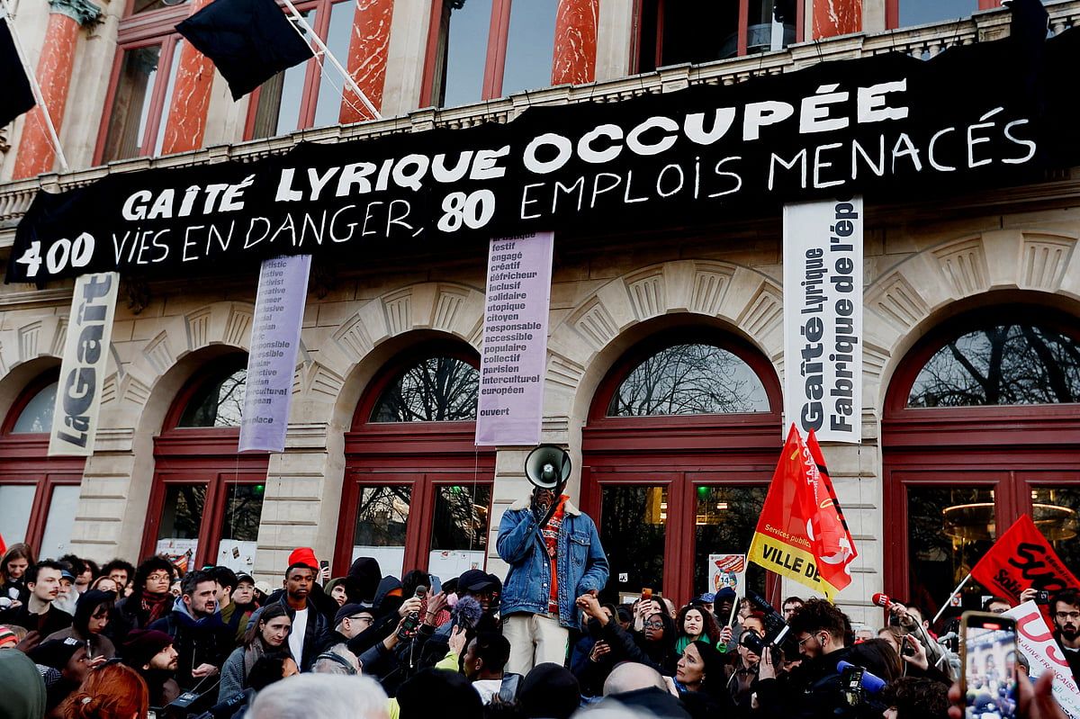 Polis, Paris Tiyatrosu'nda Çömelmekte Olan Yüzlerce Göçmeni Tahliye Etti