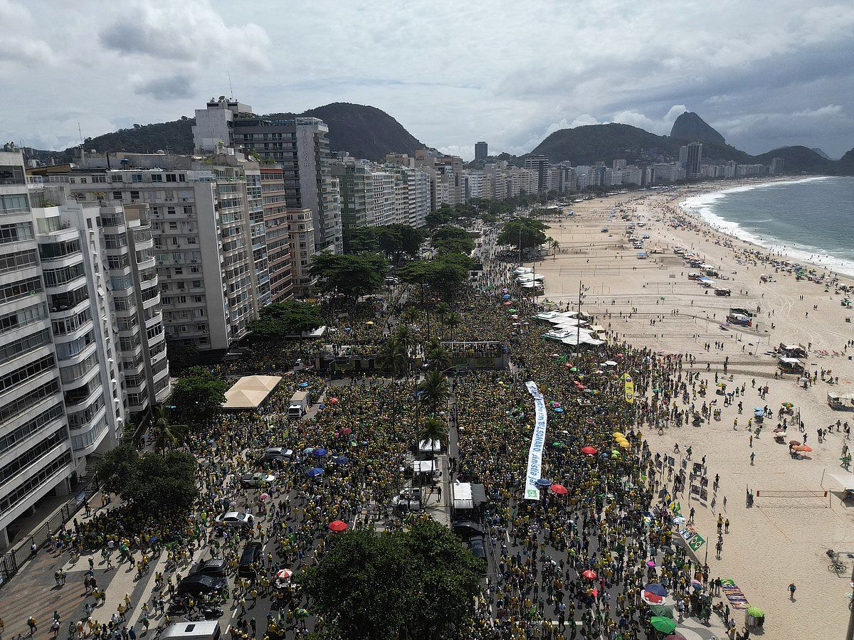 Rio Mitinginde Darbeci Sanık Bolsonaro'ya Binlerce Kişi Destek Verdi