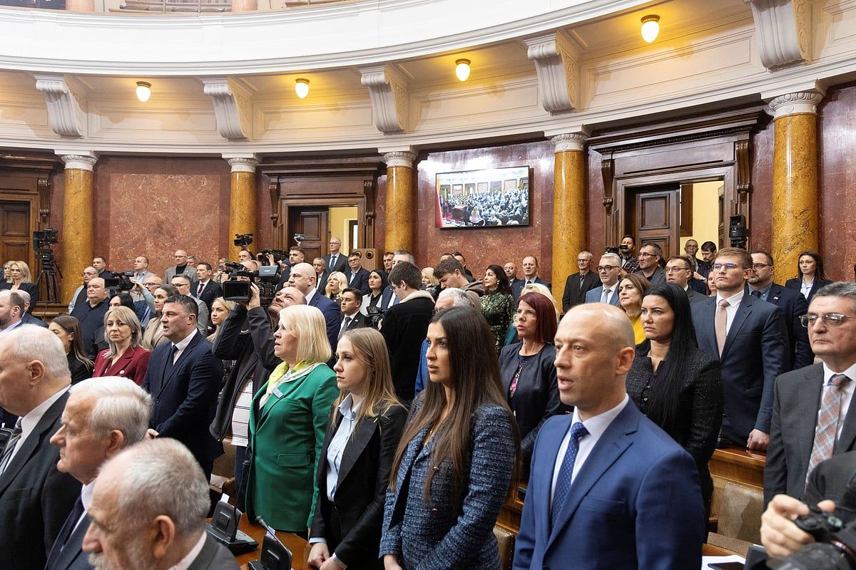 Sırp Muhalif Milletvekilleri Meclise Duman Bombası Attı