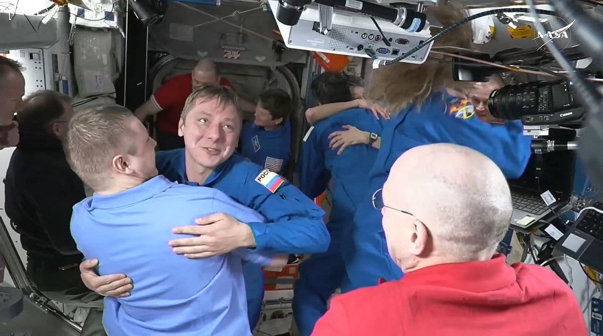 Spacex Crew Dragon, Mahsur Kalan Astronotlara Ulaşmak için Iss ile Yanaşıyor