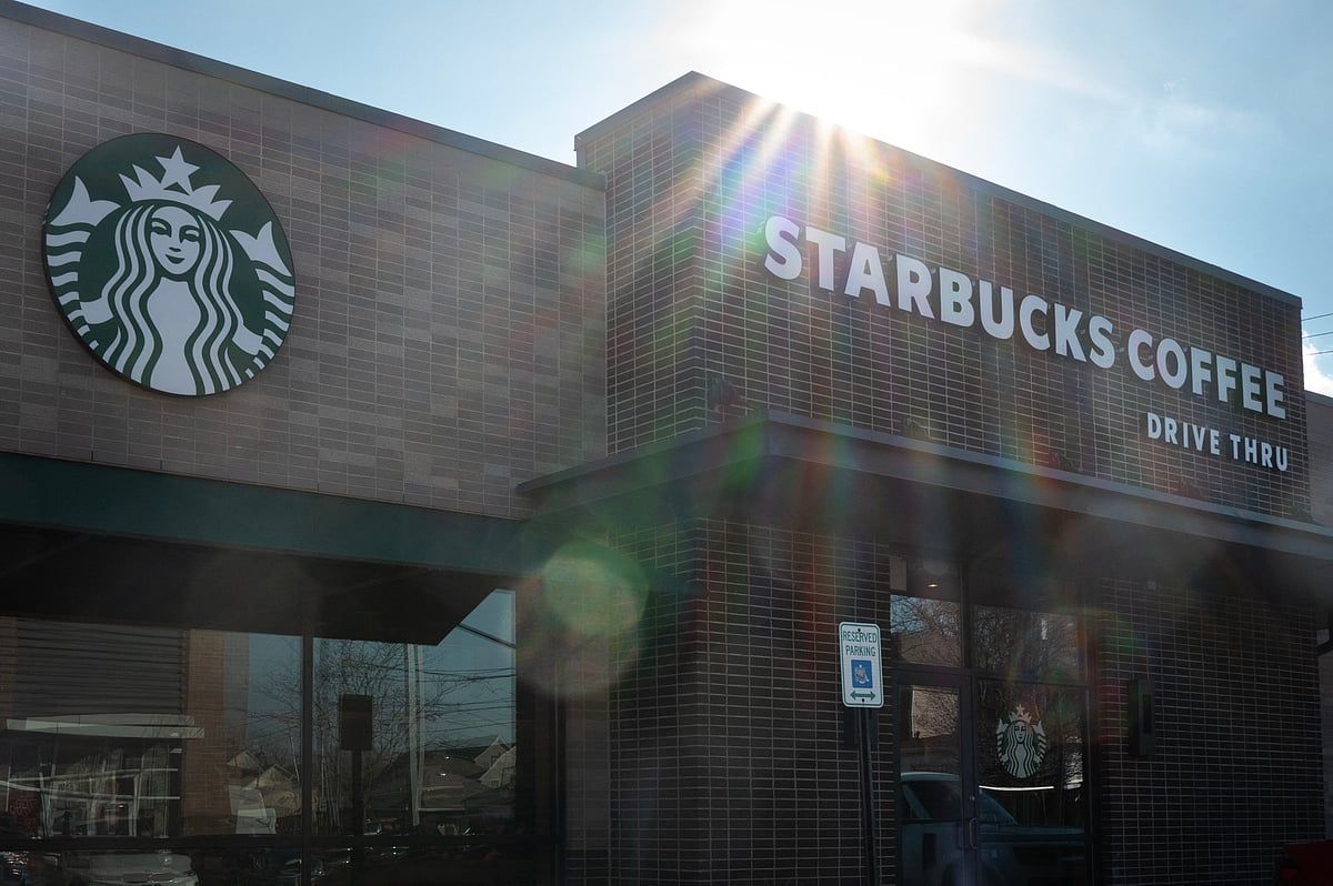 Starbucks, Sıcak Çay Dökülmesinden Sonra Yanık Geçiren Müşteriye 50 Milyon Dolar Ödemesini Emretti