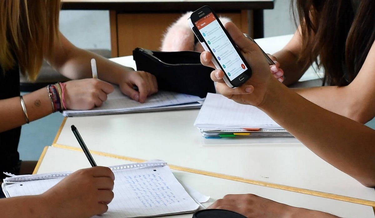 Şüpheciliğe Rağmen Akıllı Telefon Yasakları ABD Okullarını Süpürüyor