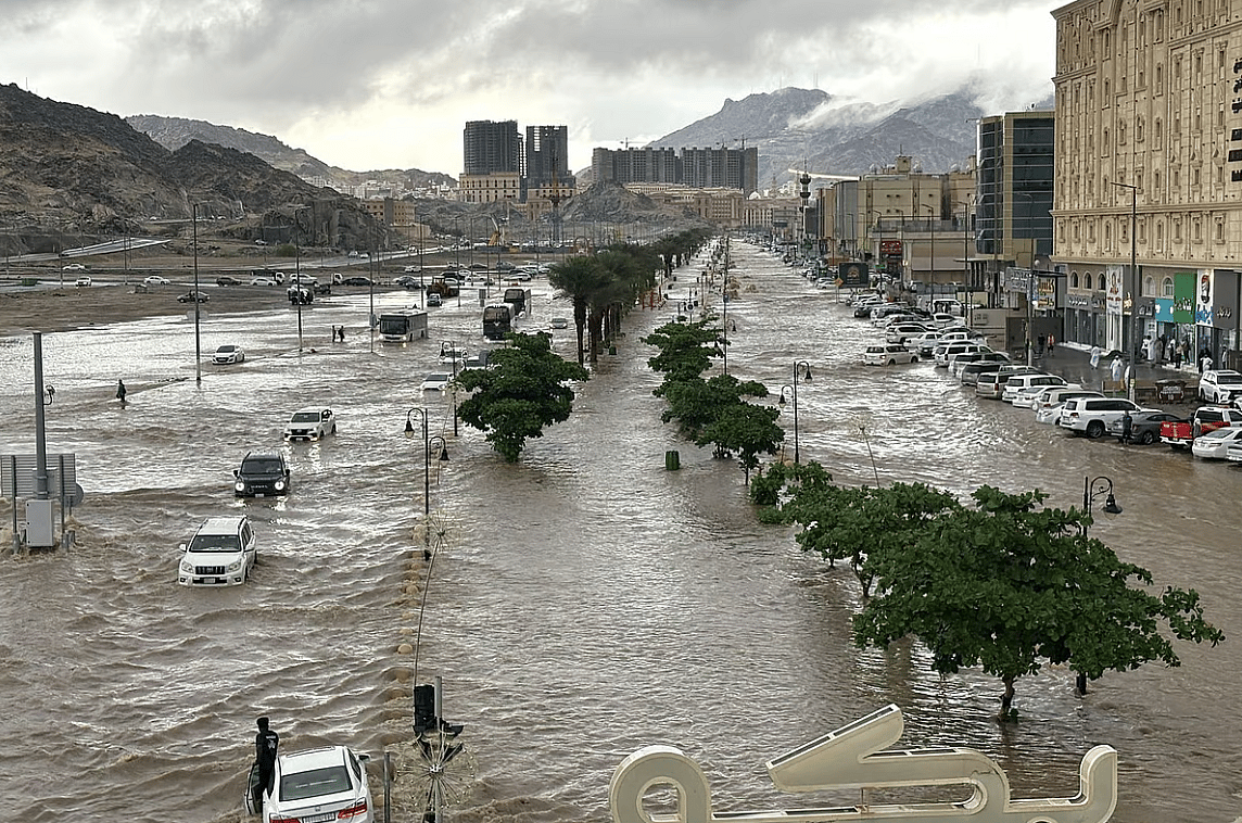 Suudi Arabistan: Şiddetli Yağışlar ve Birden Fazla Bölgede Sel Baskınları için Kırmızı Alarm Verildi