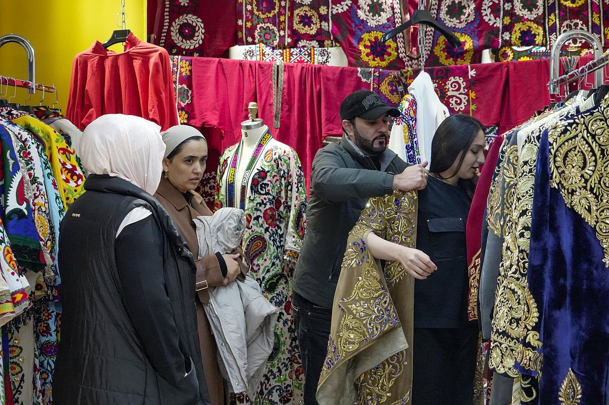 Tacikli Kadınlar Hükümetin Moda Tavsiyelerine Karşı Çıkıyor