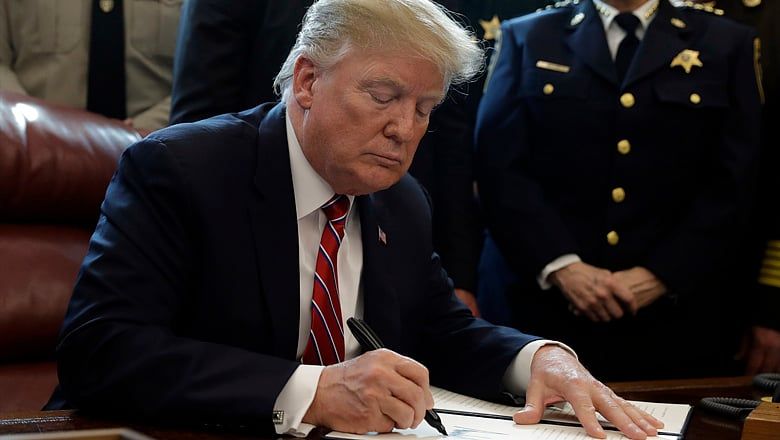 Trump, İngilizce'yi ABD'nin Resmi Dili Olarak İlan Etti, Hareketin Geciktiğini Söyledi