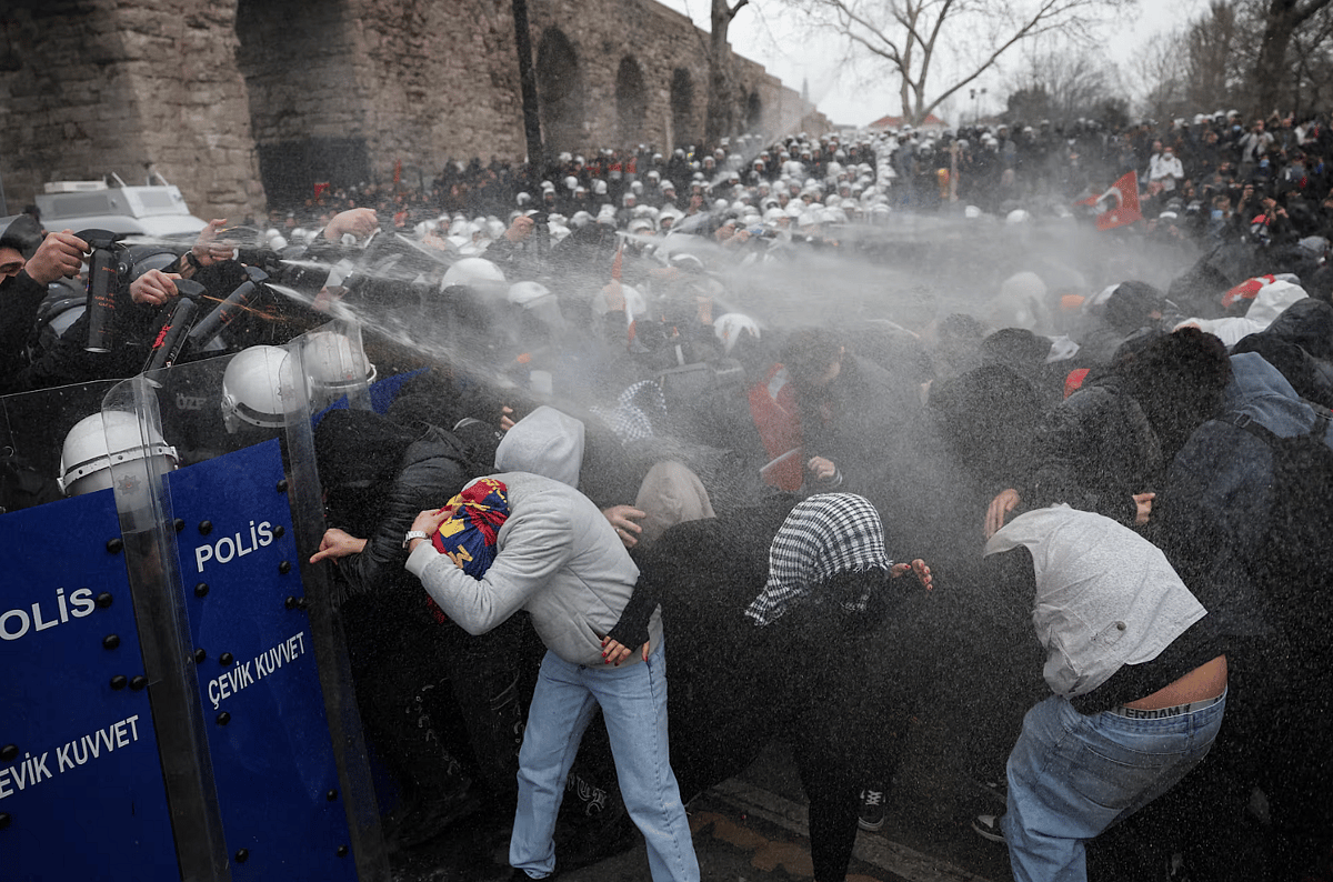Türkiye: İstanbul Belediye Başkanının Tutuklanmasına Yönelik Protestoların Ardından 9 Gazeteci Gözaltına Alındı