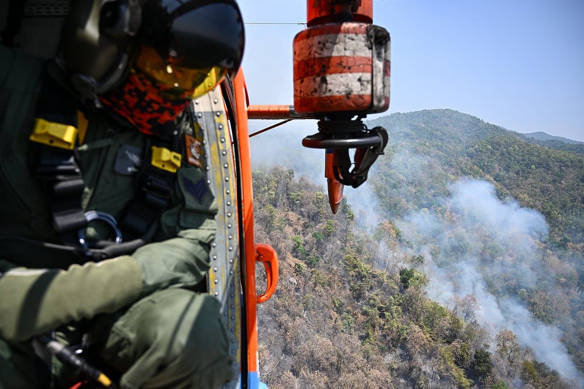 Yangın Söndürme Helikopteri Tayland'da Şiddetli Alevlerle Mücadele Ediyor