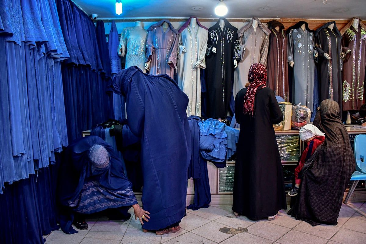 Yeni Nesil Afgan Kadınları Burka'dan Abaya'ya Geçiş Yapıyor
