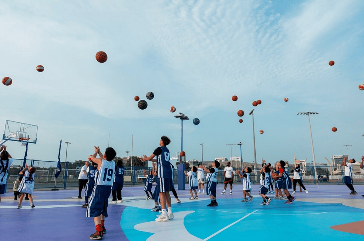 Yükselen Çağrı Cihazları Abu Dabi'de Yakın Zamanda Yenilenmiş Bir Basketbol Sahasına Kavuşuyor