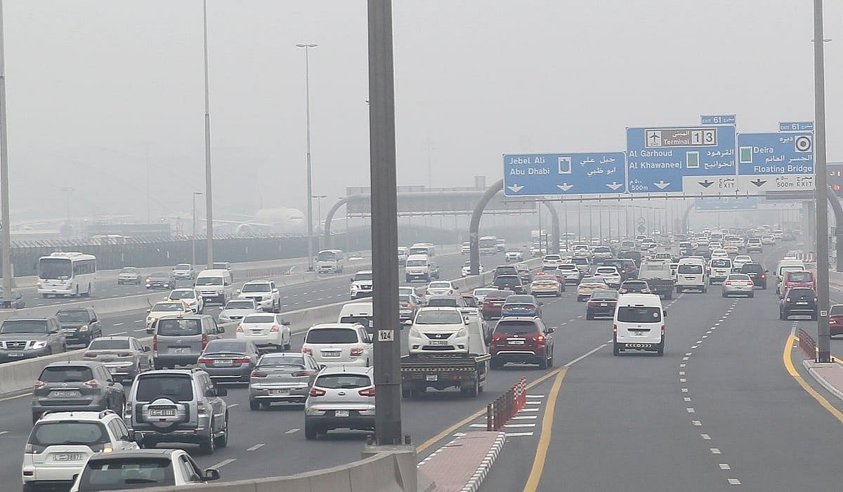 Zorunlu Okul Otobüsü, Her Arabada 2: BAE Uzmanları Dubai-Sharjah Trafiğiyle Mücadele için Çözümler Öneriyor
