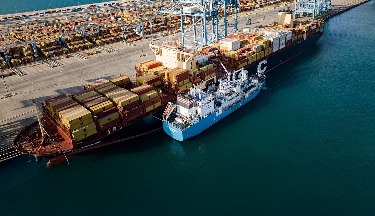 Abu Dabi Limanları, Halife Limanı'ndaki ilk Gemiden Gemiye Lng Sığınma Operasyonunu Tamamladı