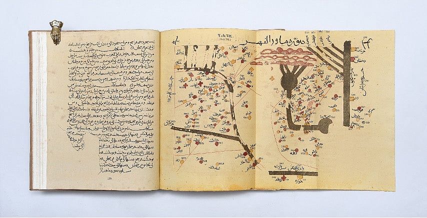 BAE: 400.000 Dh'nin Üzerindeki Nadir Kitap, Abu Dabi Uluslararası Kitap Fuarı'nda Merkez Sahneye Çıkıyor