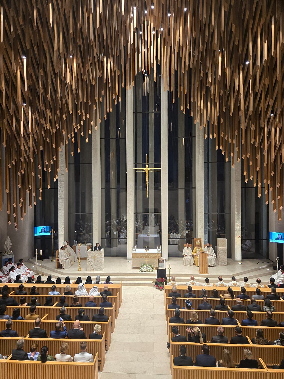 BAE: Yüzlerce Kişi Papa Francis'in Aziz Francis Kilisesi'ndeki Anıtına Katılıyor, 'Sadeliğini, Sevgisini' Hatırlıyor