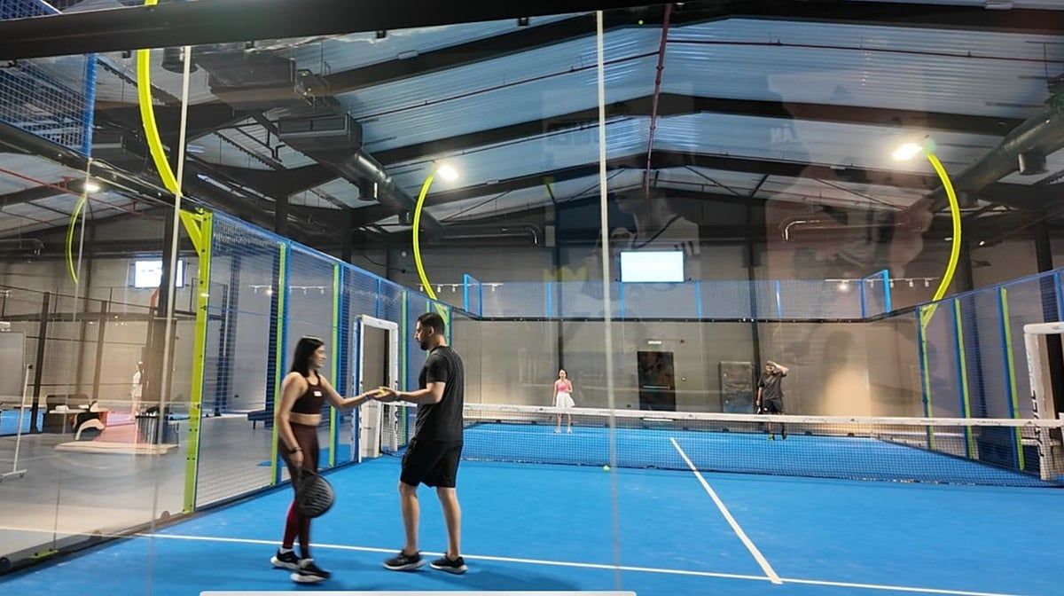 BAE'nin Orta Yaşlı Bekarları Aşkı Benzersiz Bir Şekilde Arıyor: Padel Mahkemelerinde