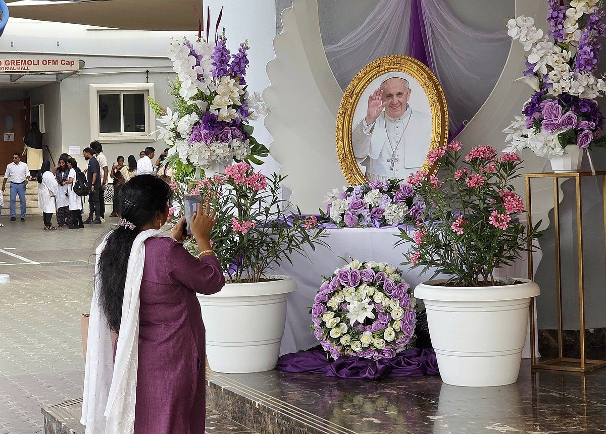 Bakın: BAE'deki Katolikler Kiliselere Akın Ediyor, Papa Francis'in Yasını Tutmak için Mum Yakıyor