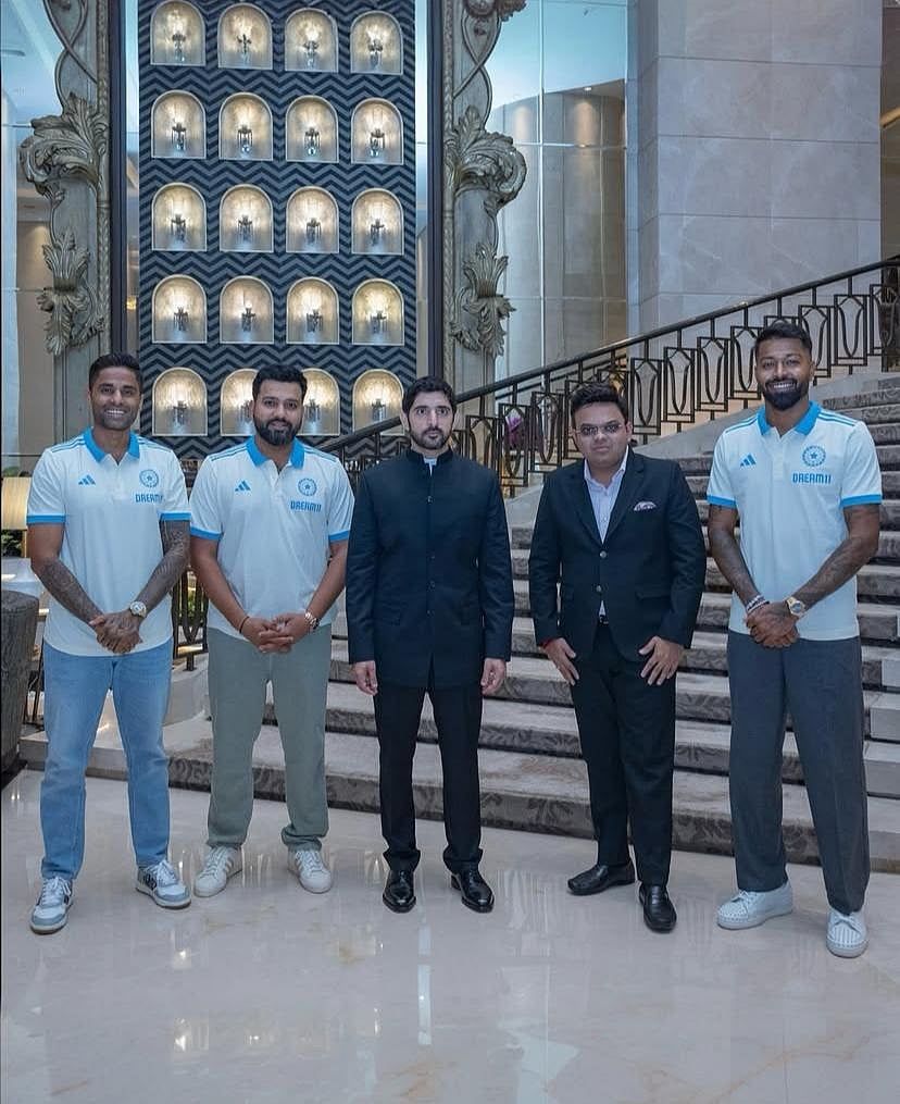 Bakın: Şeyh Hamdan, Kaptan Rohit Sharma tarafından 'Dubai 11' Forması Hediye Edilen Hintli Kriketçilerle Buluşuyor