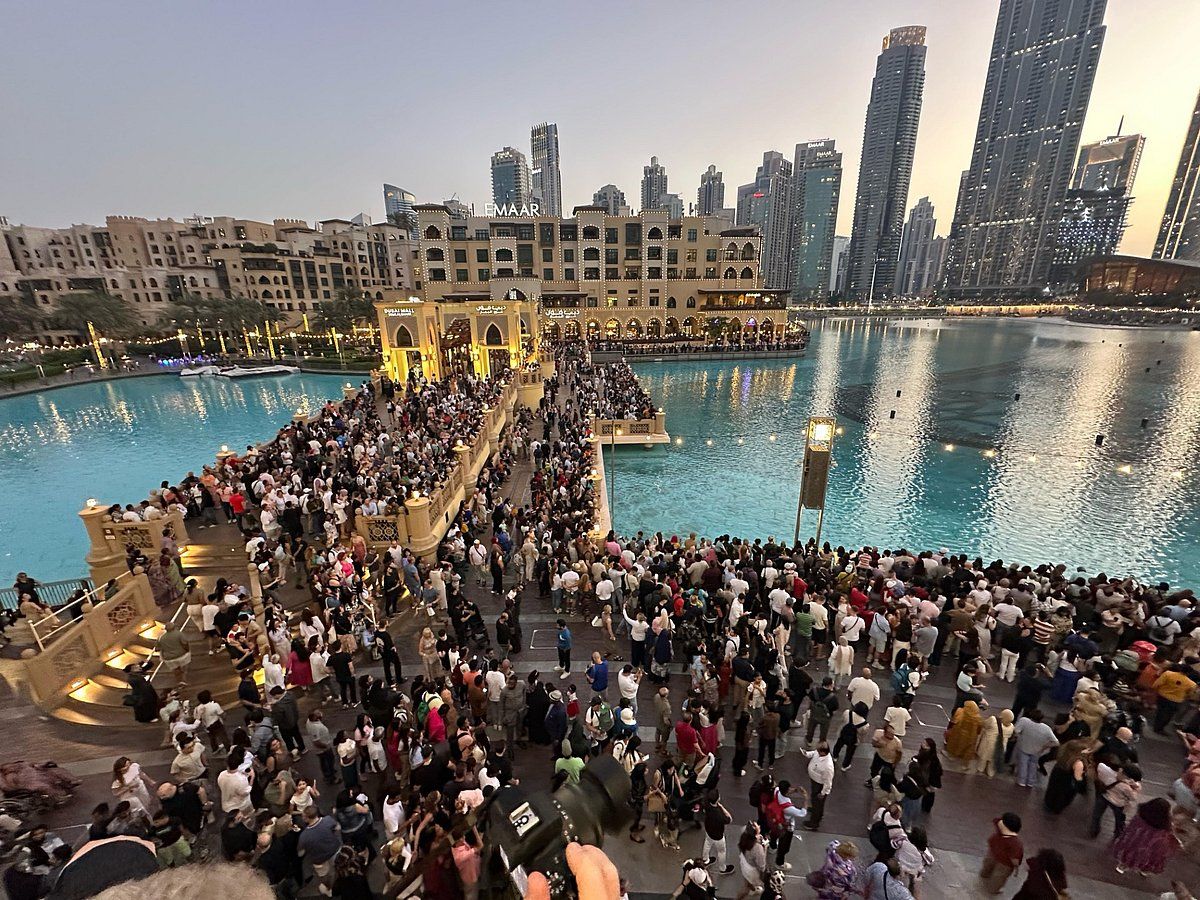 Dubai Çeşmesi Kapanıyor: İkonik Gösteri Tadilat için Duraklarken Sakinler ve Turistler Veda Ediyor