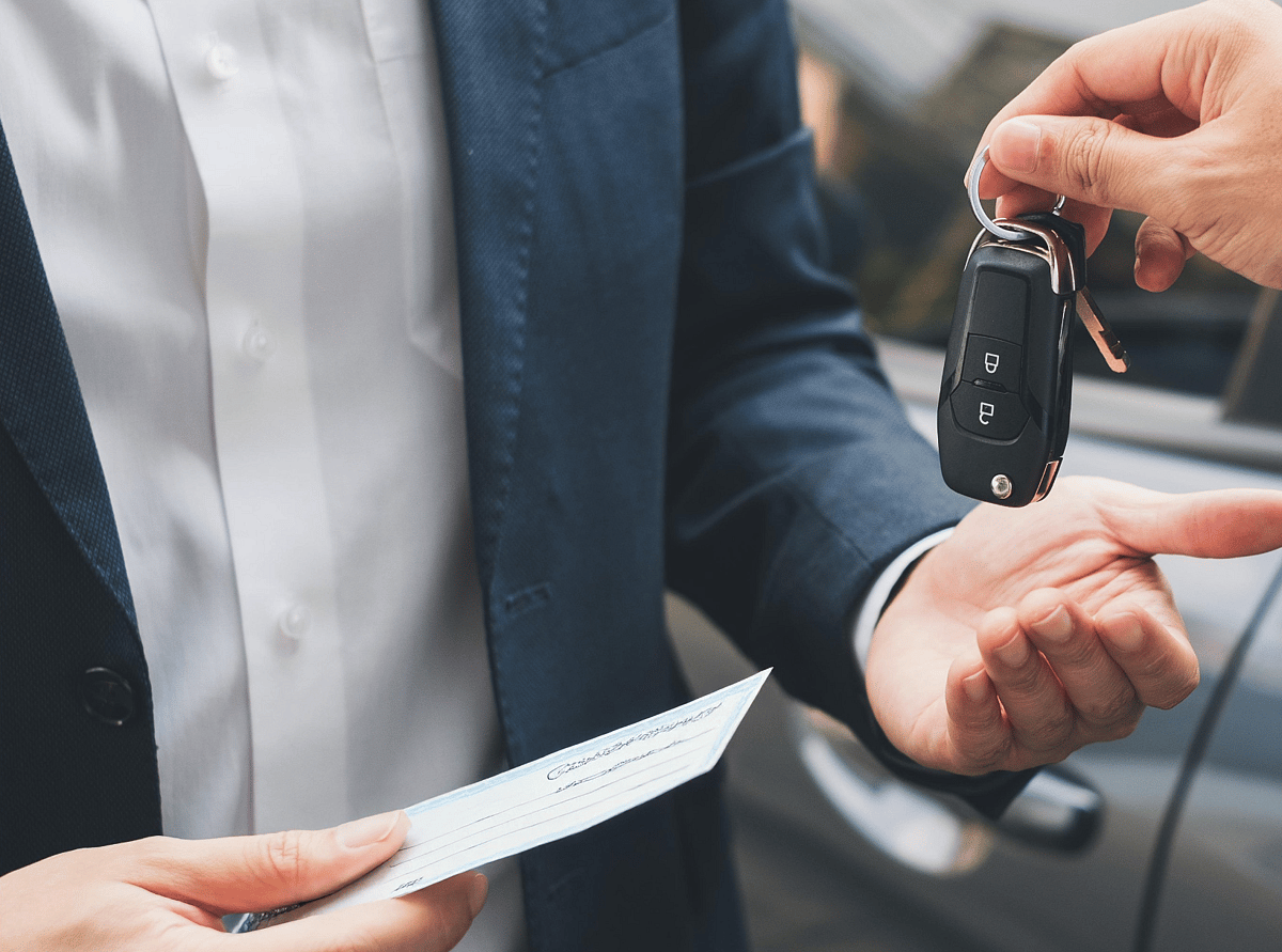 Dubai Polisi, Gizli Web Sitelerinde Araba Alıcısı Olarak Poz Veren Çiftin Liderliğindeki Çeteyi Bastı