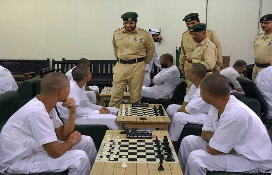 Dubai Polisi, Satranç Turnuvasını Kazandığı için 3 Mahkuma Madalya Verdi