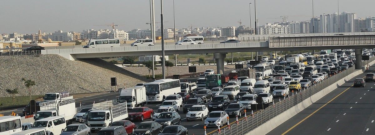 Dubai Polisi Şeyh Raşid Yolu'ndaki Trafik Sıkışıklığı Konusunda Uyardı; Sürücüler Dikkatli Olmaya Çağırdı