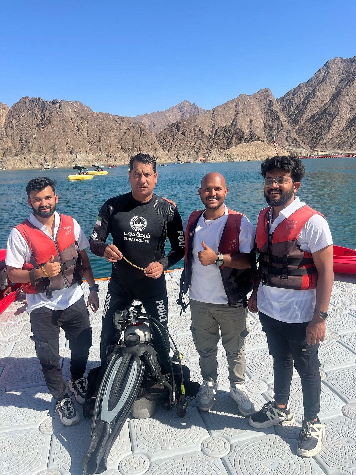 Dubaili Turist Hatta Barajı'nda Mücevherlerini Kaybetti, Polis Kolyeyi Almak için Daldı