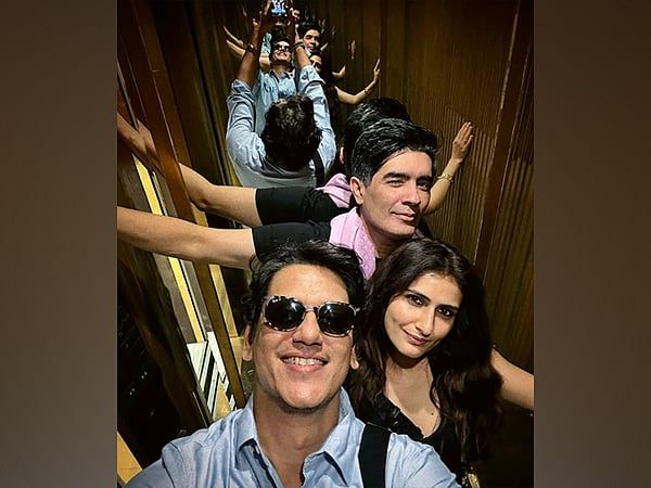 Fatima Sana Shaikh, 'Gustaakh Ishq' Başrol Oyuncusu Vijay Varma, As Tasarımcı Manish Malhotra ile Poz Veriyor