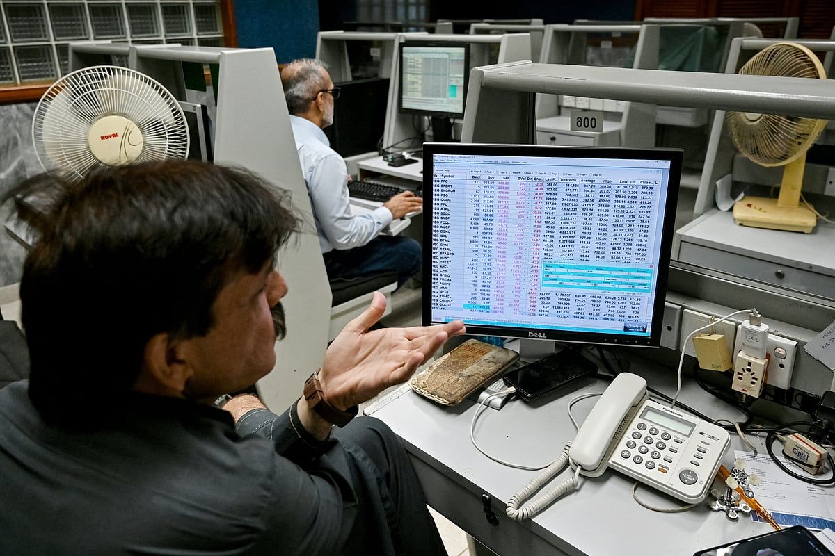 Fitch, Açıkları ve Reformları İyileştirme Konusunda Pakistan'ın Kredi Notunu 'B'ye Yükseltti