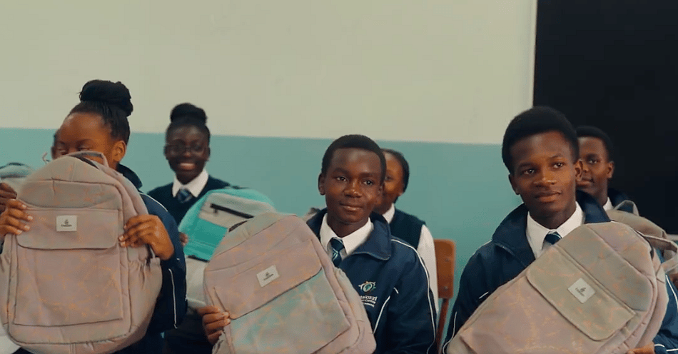 'Güzel': Dubai Hükümdarı Emirates'i 'Uçakla Hazırlanmış' Okul Çantaları Girişimi için Övdü