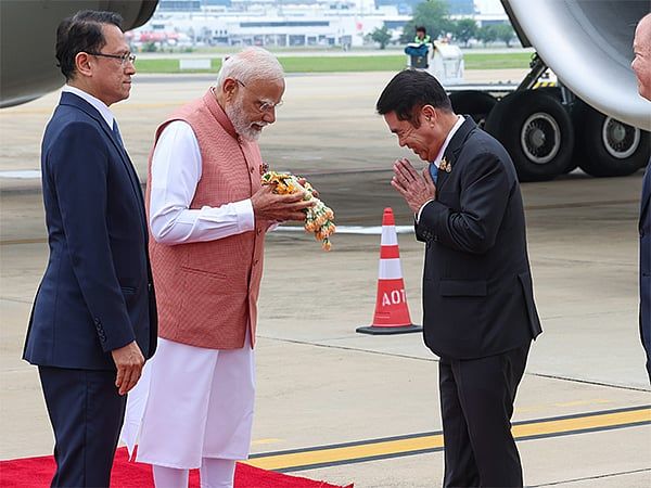 Hindistan Başbakanı Modi Bangkok'a Geldi; Tayland Başbakan Yardımcısı Onu Havaalanında Karşıladı