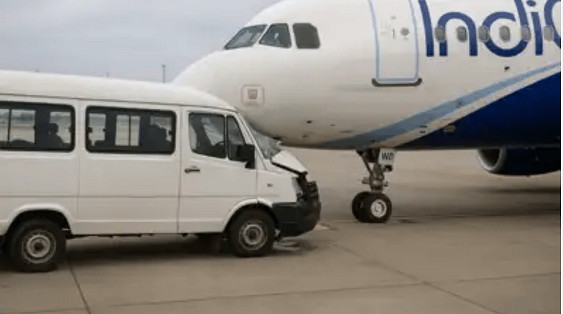 Hindistan: Bengaluru Havaalanında Indigo Uçağıyla Minibüs Çarpıştı