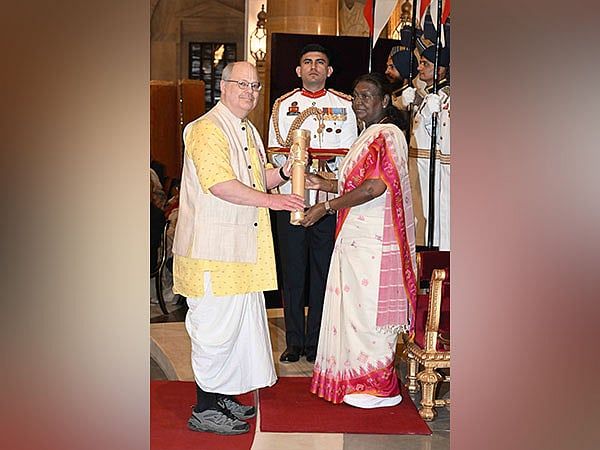 Hindistan Cumhurbaşkanı Murmu, Padma Shri'yi Amerikalı Yazar Stephen Knapp'a Edebiyat için Verdi