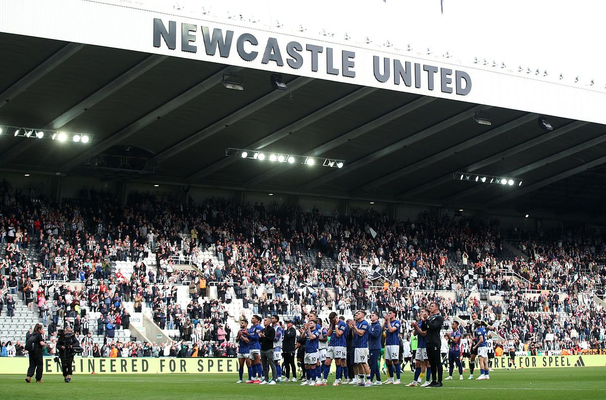 Ipswich Newcastle olarak Küme Düştü, Chelsea ilk Beş Teklifi Artırdı