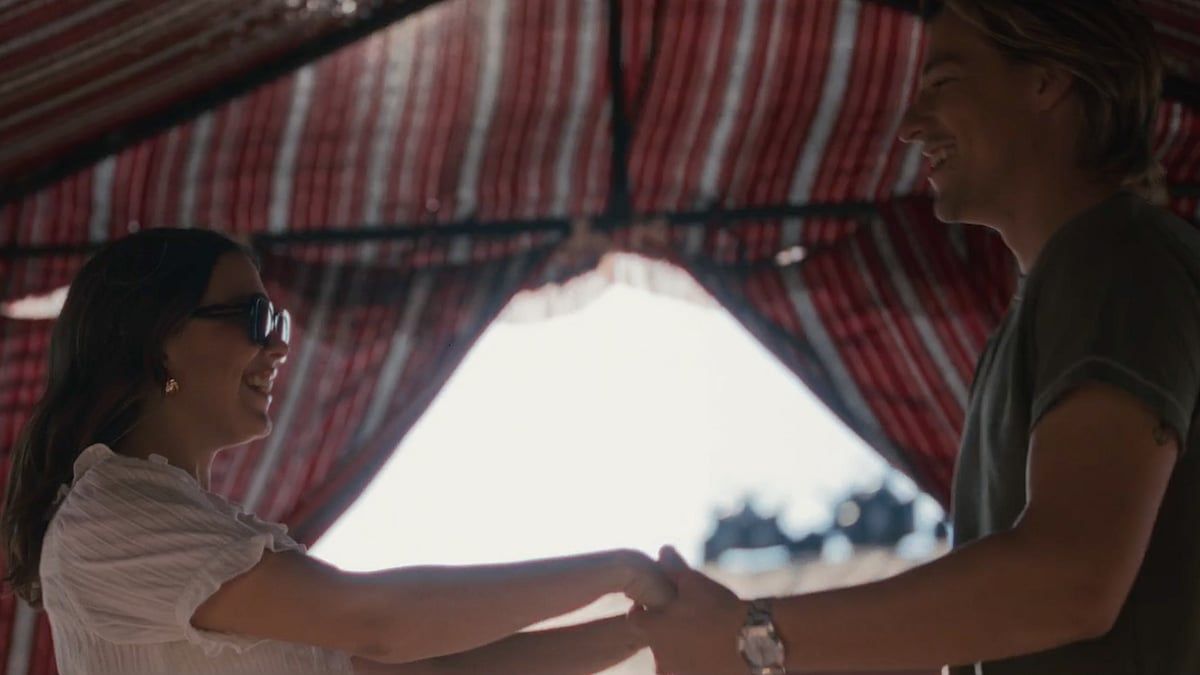 İzle: Dubai'nin Yeni Kampanyasında Millie Bobby Brown, Jake Bongiovi 'Senaryoya Adım Attı'