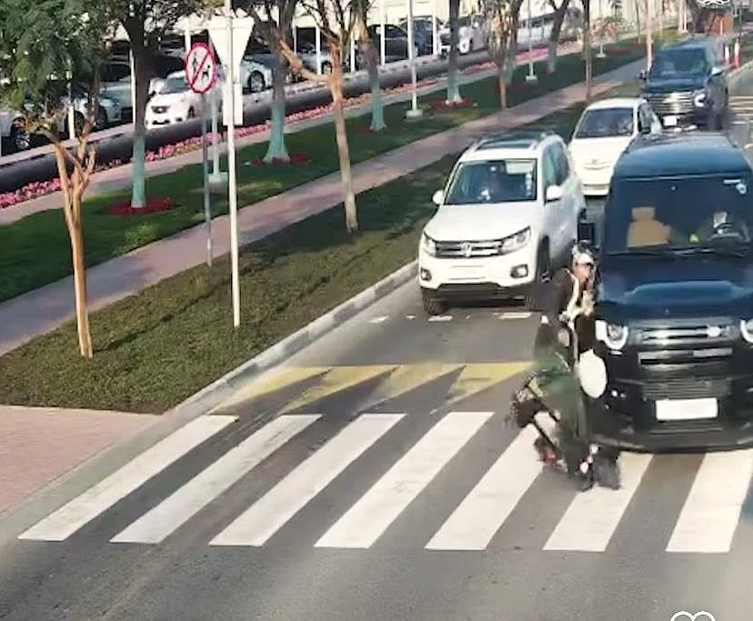 İzleyin: Araba Sürücüsü Ona Çarptığında Dubai E-Scooter Sürücüsü için Tıraşı Kapatın